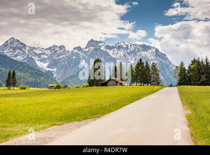 Route de campagne et les montagnes du Karwendel Banque D'Images