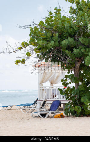 Chaises de salon mis en place à proximité d'un gazebo sur Playa Jibacoa à Cuba. Banque D'Images