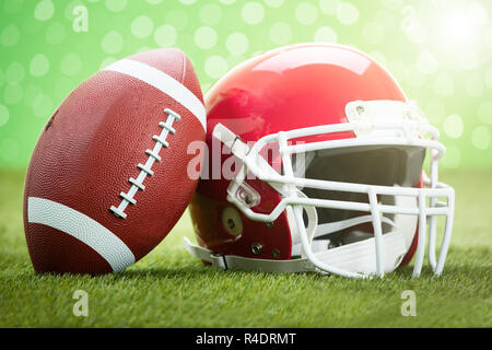 Avec Casque de rugby ball sur terrain Banque D'Images