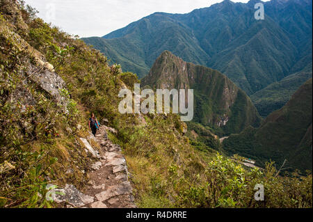 Girl doing trekking au Machu Picchu chemin Banque D'Images