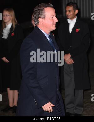 Droit Â©sous licence à i-Images Photo Agency. 11/11/2018. Londres, Royaume-Uni. Dimanche du souvenir et le Centenaire de l'Armistice. La reine Elizabeth II, accompagné par des membres de la famille royale dont le Prince Charles, prince de Galles et Camilla, la duchesse de Cornwall, le Prince William, duc de Cambridge et Catherine, duchesse de Cambridge, le prince Harry, le duc de Sussex et Meghan, la duchesse de Kent, l'ancien Premier Ministre, David Cameron, le service d'assister à l'occasion du centenaire de l'Armistice à l'abbaye de Westminster à Londres. Photo par Andrew Parsons Parsons / Media Banque D'Images