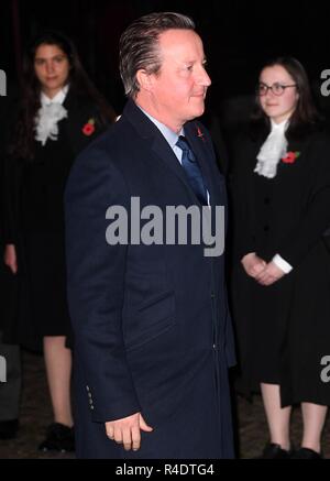 Droit Â©sous licence à i-Images Photo Agency. 11/11/2018. Londres, Royaume-Uni. Dimanche du souvenir et le Centenaire de l'Armistice. La reine Elizabeth II, accompagné par des membres de la famille royale dont le Prince Charles, prince de Galles et Camilla, la duchesse de Cornwall, le Prince William, duc de Cambridge et Catherine, duchesse de Cambridge, le prince Harry, le duc de Sussex et Meghan, la duchesse de Kent, l'ancien Premier Ministre, David Cameron, le service d'assister à l'occasion du centenaire de l'Armistice à l'abbaye de Westminster à Londres. Photo par Andrew Parsons Parsons / Media Banque D'Images