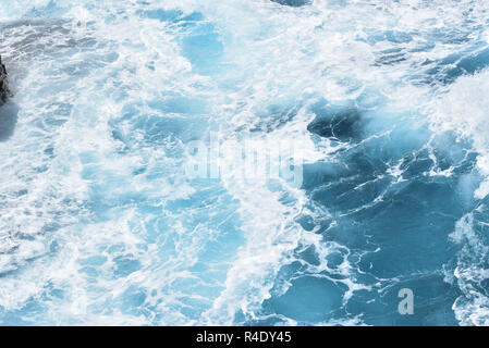 Avec des vagues de l'océan bleu Banque D'Images