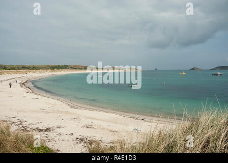 Superbe vue sur la plage nominale, St Martin's, Scilly, avec sable blanc immaculé et la mer turquoise sur une journée de printemps ensoleillée. Banque D'Images