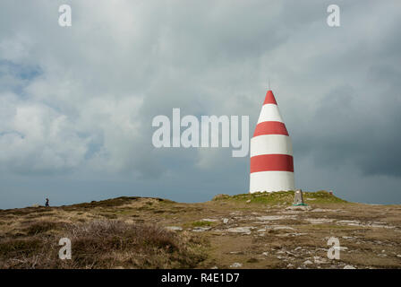 La spectaculaire rouge et blanc à rayures blanche sur le bas, la chapelle de Saint Martin, Scilly, construit en 1683 en tant qu'aide à la navigation la navigation. Journée ensoleillée. Banque D'Images