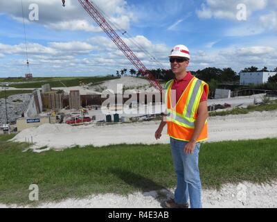 Herbert Hoover digue gestionnaire de programme de réadaptation Mike Rogalski arrête un question tout en observant le travail à l'emploi 12 ponceaux site près de Pahokee. L'Army Corps of Engineers des États-Unis est le remplacement de plus de deux douzaines de structures de contrôle de l'eau, communément appelé "ponceaux" afin de réduire les risques d'échec de la 143-mile digue en terre qui entoure le lac Okeechobee en Floride du sud. Banque D'Images