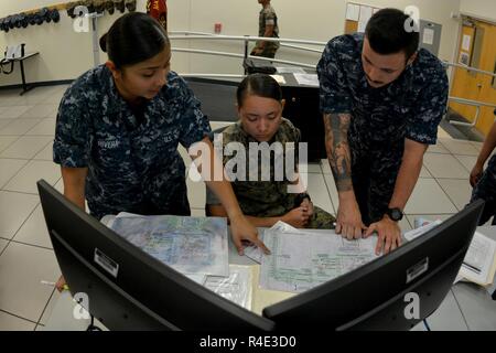 PENSACOLA, Floride -- Naval Air Technical Training Center (NATTC) Aviaition étudiants Cours d'électricien Airman Sophia Rivera (à gauche) de Revere, Massachusetts, Corps des Marines des États-Unis secteur 1re classe Julia Alanis de Houston, Texas, et de l'Iowa Park, Texas, native d'un membre de la Corde DeWeese rendez sur une cession de laboratoire le 1 mai à bord de la base aéronavale de Pensacola, en Floride. NATTC techmical aviation fournit des diplômés et formation à quelque 23 000 Marine, Marine Corps et interational étudiants chaque année. Banque D'Images