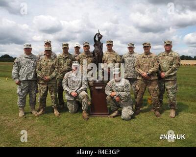 La Garde nationale de l'armée américaine All-Guard l'Équipe de Combat International reçoit le commandement des forces de l'armée américaine (FORSCOM) Certificat de mérite que l'ensemble de l'équipe globale gagnants à Fort Bragg, N.C. Le 10 novembre 2016. De gauche à droite : Le s.. Jacob Blount, commande le Sgt. Le Major Scott Schroeder, Sgt. 1re classe Paul Deugan, Sgt. Daniel Densmore, le Major-général James Brown, commande et le Sgt. Le major James Megoloff. Banque D'Images