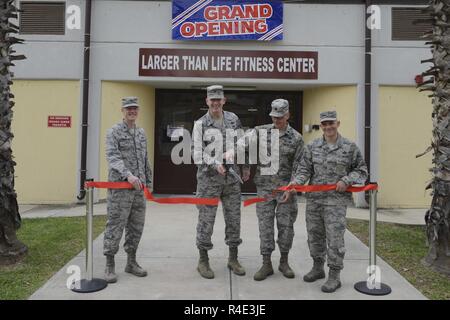 U.S. Air Force colonel Todd Straton, 39e Groupe de soutien de mission (à gauche), commandant Le Colonel John Walker, 39e escadre de la Base aérienne (deuxième à gauche), le Lieutenant-colonel Kenneth Raszinski, 39e Escadron de soutien de la Force commander (deuxième à droite) et le chef de la commande Master Sgt. Thomas Cooper, ont coupé le ruban lors de l'ouverture officielle du plus grand que nature centre de remise en forme 1 mai 2017, à la base aérienne d'Incirlik, en Turquie. Les installations ont été ouvertes afin de réduire la quantité de trafic de pied dans la base principale de la salle de remise en forme et d'installations. Banque D'Images