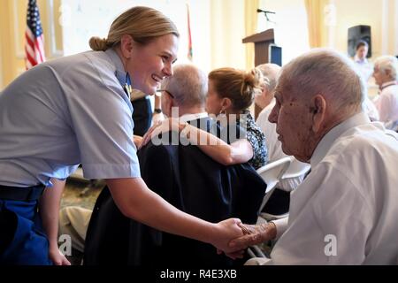 PORT Everglades, en Floride (2 mai 2017) Le lieutenant J.G. Erin Lisko, affecté à la Garde côtière canadienne Margaret USCGC Norvell (CPA 1105), accueille les anciens combattants militaires à un salut aux anciens combattants réception tenue au cours de la 27e Semaine annuelle de Port Everglades. La Semaine de la flotte du Port Everglades est l'occasion pour les citoyens de la Floride du Sud d'être témoin de première main les dernières capacités des services maritimes d'aujourd'hui, et d'acquérir une meilleure compréhension de la façon dont la mer services support la défense nationale des États-Unis. Banque D'Images