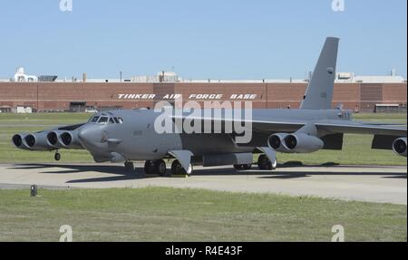 Boeing B-52H Stratofortress, 60-0005, pose en face de l'Oklahoma City Air complexe logistique Bldg. 3001 à la suite de révision le 1er mai 2017, Tinker Air Force Base, Texas. OC-ALC est responsable de l'entretien au niveau du dépôt de la flotte de B-52, ainsi que le B-1B Lancer et KC-135 Stratotanker et une grande partie du travail se déroule dans le presque un mille de long bâtiment. Banque D'Images