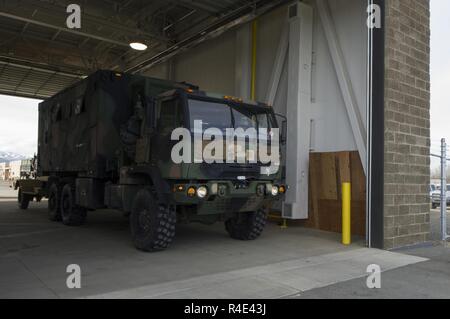 Un soldat attend pour de plus amples instructions après avoir pesé un véhicule au centre de contrôle de mouvement à Joint Base Elmendorf-Richardson, Alaska, le 2 mai 2017. Banque D'Images