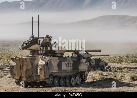 FORT IRWIN, en Californie - chars de bataille de Coldsteel Troop, 1er Escadron, 11e Régiment de cavalerie blindée, préparez-vous à engager les éléments de la 2 Brigade Blindée, l'équipe de combat de la 1re Division d'infanterie, au cours d'une attaque près du Centre national de formation's Triangle de fer, le 2 mai 2017. Le but de cette phase de rotation NTC 17-06, a contesté la Brigade Dague sa capacité de mener une défense contre un adversaire près de pair avec un vaste salon menace à la sécurité. Banque D'Images