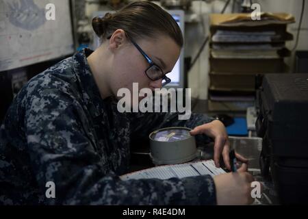 BREMERTON, Washington (1 mai 2017) Technicien en électronique d'aviation, aviateur Lauren Blossom de Belton, Missouri, reçoit et catalogues une mousse formant un film pour l'étalonnage de la vanne de pression dans l'USS JOHN C. STENNIS (CVN 74) laboratoire d'étalonnage. John C. Stennis mène une disponibilité progressive prévue (PIA) au chantier naval de Puget Sound et l'Installation de maintenance de niveau intermédiaire, au cours de laquelle le navire est soumis à des activités de maintenance et de mise à niveau. Banque D'Images