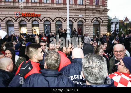 Zagreb, Croatie. 26Th Nov 2018. L'Équipe nationale de tennis Croatie Accueil Bienvenue sur le site de célébration de la place Ban Jelacic. Marin Cilic et Borna Coric de quitter la scène. Credit : Goran Jakuš/Alamy Live News Banque D'Images