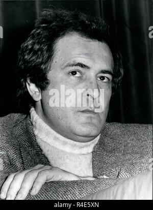 BERNARDO BERTOLUCCI (16 mars 1941 - 26 novembre 2018) était un réalisateur et scénariste italien, dont les films acclamés par la critique : "Le Conformiste", "Dernier tango à Paris", "1900", "le Dernier Empereur" (pour lequel il remporte l'oscar du meilleur réalisateur et l'oscar du meilleur scénario adapté), 'l'Sheltering Sky" et "voler la beauté." En reconnaissance de son travail, il a reçu la Palme d'honneur inaugural ou Award lors de la cérémonie d'ouverture du Festival de Cannes 2011. Sur la photo : le 8 février, 1976 - Rome, Italie - Italien Réalisateur Bernardo Bertolucci assistant à un débat Banque D'Images