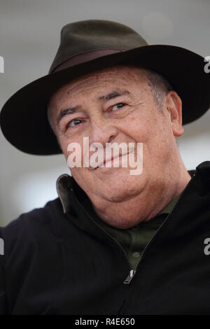 BERNARDO BERTOLUCCI (16 mars 1941 - 26 novembre 2018) était un réalisateur et scénariste italien, dont les films acclamés par la critique : "Le Conformiste", "Dernier tango à Paris", "1900", "le Dernier Empereur" (pour lequel il remporte l'oscar du meilleur réalisateur et l'oscar du meilleur scénario adapté), 'l'Sheltering Sky" et "voler la beauté." En reconnaissance de son travail, il a reçu la Palme d'honneur inaugural ou Award lors de la cérémonie d'ouverture du Festival de Cannes 2011. Sur la photo : Oct 18, 2012 - Rome, Italie - Italien réalisateur Bernardo Bertolucci lors d'un photocall Banque D'Images