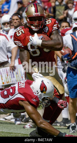 San Francisco, Californie, USA. Sep 7, 2008. San Francisco 49ers tight end Vernon Davis attrape pas et rendre l'utilisation des mètres sur le dimanche 7 septembre 2008 à Candlestick Park, San Francisco, Californie. Les Cardinaux défait les 49ers 23-13. Crédit : Al Golub/ZUMA/Alamy Fil Live News Banque D'Images