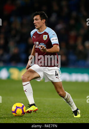 Turf Moor, Burnley, Royaume-Uni. 26 Nov, 2018. EPL, Burnley football Premier League contre Newcastle United ; Jack Cork de Burnley : Action Crédit Plus Sport/Alamy Live News Banque D'Images