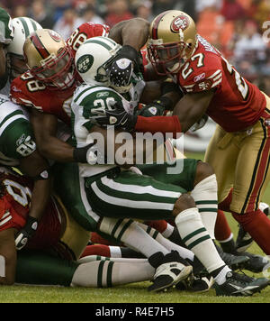 San Francisco, Californie, USA. 7 Décembre, 2008. San Francisco 49ers de secondeur Parys Haralson # 98 et # 27 évoluait Walt Harris piste jusqu'à s'attaquer à New York Jets d'utiliser de nouveau Thomas Jones # 20 le dimanche, 7 décembre 2008 à Candlestick Park, San Francisco, Californie. Les 49ers défait les Jets 24-14. Crédit : Al Golub/ZUMA/Alamy Fil Live News Banque D'Images