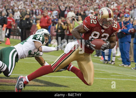 San Francisco, Californie, USA. 7 Décembre, 2008. San Francisco 49ers wide receiver Bryant Johnson # 82 laissez-passer de fin de la zone de capture pour la TD avec New York Jets Dwight Lowery # 34 évoluait en retrait le dimanche, 7 décembre 2008 à Candlestick Park, San Francisco, Californie. Les 49ers défait les Jets 24-14. Crédit : Al Golub/ZUMA/Alamy Fil Live News Banque D'Images