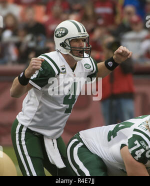 San Francisco, Californie, USA. 7 Décembre, 2008. New York Jets quarterback Brett Favre # 4 fait de changement de signal sur Dimanche, 7 décembre 2008 à Candlestick Park, San Francisco, Californie. Les 49ers défait les Jets 24-14. Crédit : Al Golub/ZUMA/Alamy Fil Live News Banque D'Images