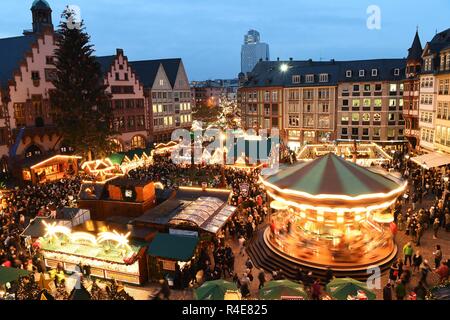 Francfort. 26 Nov, 2018. Photo prise le 26 novembre 2018 montre une vue générale du marché de Noël à Frankurt, Allemagne. Le marché de Noël de Francfort ouvert le lundi. Crédit : Yang Lu/Xinhua/Alamy Live News Banque D'Images