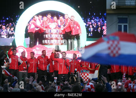 Zagreb, Croatie. 26 Nov, 2018. Les membres de l'équipe de Coupe Davis croate cheer lors d'une célébration de bienvenue à la Ban Josip Jelacic à Zagreb, Croatie, le 26 novembre 2018. La Croatie remporte la Coupe Davis de tennis après avoir battu la France en finale 3-1, le 26.11.25. Crédit : Igor Kralj/Xinhua/Alamy Live News Banque D'Images