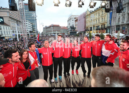 Zagreb, Croatie. 26 Nov, 2018. Les membres de l'équipe de Coupe Davis croate cheer lors d'une célébration de bienvenue à la Ban Josip Jelacic à Zagreb, Croatie, le 26 novembre 2018. La Croatie remporte la Coupe Davis de tennis après avoir battu la France en finale 3-1, le 26.11.25. Credit : Sanjin Strukic/Xinhua/Alamy Live News Banque D'Images