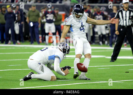 Houston, Texas, USA. 26 Nov, 2018. Tennessee Titans kicker Ryan Succop (4) Un coup d'objectif sur le terrain au cours du premier trimestre de la saison régulière de la NFL entre le jeu et le Houston Texans Tennessee Titans à NRG Stadium à Houston, TX, le 26 novembre 2018. McNair est décédé le 23 novembre. Crédit : Erik Williams/ZUMA/Alamy Fil Live News Banque D'Images