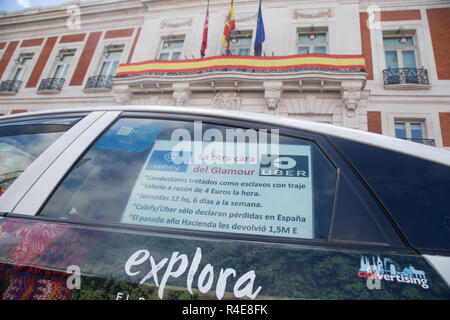 Une affiche sur la vitre d'un taxi en expliquant certaines des conditions de travail et Cabidy Uber pilotes au cours de la protestation. Environ 5 000 chauffeurs de taxi a appelé à la "libération immédiate et efficace" le règlement de location d'un véhicule privé avec chauffeur (DCV) comme Cabify ou Uber. La manifestation a commencé à le siège du gouvernement de la Communauté de Madrid à la Puerta del Sol et a pris fin à la Plaza de Cibeles Madrid en face de l'Hôtel de Ville. Banque D'Images