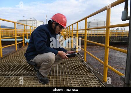 (181127) -- BEIJING, le 27 novembre 2018 (Xinhua) -- un travailleur vérifie la qualité de l'eau à PetroChina Guangxi Petrochemical Company à Qinzhou City, en Chine, région autonome Zhuang du Guangxi, le 11 janvier 2018. La Chine de l'industrie pétrolière et chimique, a généré des 712,1 milliards de yuans en profit total sur les neuf premiers mois de 2018, en hausse de 45,2 pour cent par rapport à la même période de l'année dernière. Avec un actif total de 12,75 billions de yuans, en hausse de 6,1  % par rapport à la même période l'an dernier, le secteur a vu son ratio actif-passif en automne 1,16 points de pourcentage à 54,19  %. Le bénéfice du secteur r Banque D'Images