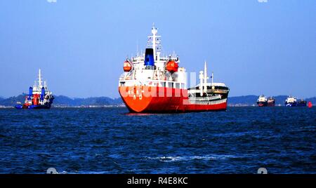 (181127) -- BEIJING, le 27 novembre 2018 (Xinhua) -- un cargo chargé d'huile et de gaz à l'ancre dans les domaine de la mer de Chine du sud est Maoweihai région autonome Zhuang du Guangxi, le 18 décembre 2017. La Chine de l'industrie pétrolière et chimique, a généré des 712,1 milliards de yuans en profit total sur les neuf premiers mois de 2018, en hausse de 45,2 pour cent par rapport à la même période de l'année dernière. Avec un actif total de 12,75 billions de yuans, en hausse de 6,1  % par rapport à la même période l'an dernier, le secteur a vu son ratio actif-passif en automne 1,16 points de pourcentage à 54,19  %. Le taux de profit du secteur a grimpé par Banque D'Images