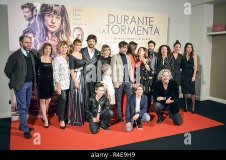 Acteurs Adriana Ugarte et Alvaro Morte , Ana Wegener et Miquel Fernandez avec Oriol Paulo directeur à une séance de cinéma première de ' durante la Tormenta ' à Madrid le lundi, 26 Novembre 2018 Banque D'Images