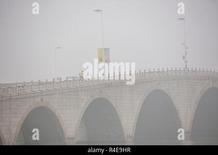 Binzhou, dans la province de Shandong, Chine, le 27 novembre 2018. Dans certains secteurs de la ville de Binzhou, brouillard avec une visibilité inférieure à 500 mètres est apparu, et la visibilité dans certaines zones était inférieur à 200 mètres. Costfoto:Crédit/Alamy Live News Banque D'Images