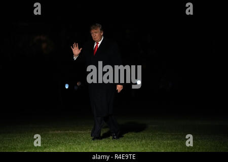 Washington, District de Columbia, Etats-Unis. 27 Nov, 2018. Le Président des Etats-Unis, Donald J. Trump promenades sur la pelouse Sud après son retour à la Maison Blanche dans les premières heures du matin d'un voyage au Mississippi le 27 novembre 2018 à Washington, DC. Trump président était dans le Mississippi pour faire campagne pour le sénateur américain Cindy Hyde-Smith (républicain du Mississippi) pour le second tour. Crédit : Alex Wong/CNP/ZUMA/Alamy Fil Live News Banque D'Images