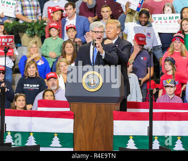 Biloxi, Mississippi, USA. 26 Nov, 2018. Mississippi Governor Phil Bryant fait une brève apparition au cours d'un rassemblement électoral avec le Président Donald Trump. Le rallye a été à l'appui du sénateur. Cindy Hyde-Smith exécuter tour qui a lieu le jour suivant. Crédit : Tom Pumphret/Alamy Live News Banque D'Images