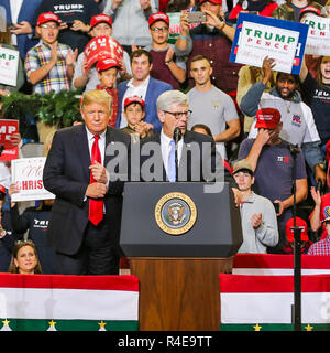 Biloxi, Mississippi, USA. 26 Nov, 2018. Mississippi Governor Phil Bryant fait une brève apparition au cours d'un rassemblement électoral avec le Président Donald Trump. Le rallye a été à l'appui du sénateur. Cindy Hyde-Smith exécuter tour qui a lieu le jour suivant. Crédit : Tom Pumphret/Alamy Live News Banque D'Images