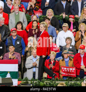 Biloxi, Mississippi, USA. 26 Nov, 2018. Le président Donald Trump est titulaire rassemblement à Biloxi, Mississippi. à l'appui de candidat sortant Sen. Cindy Hyde-Smith le jour avant son deuxième tour contre Mike Espy pour le Sénat américain au Mississippi. Photo Sen. Cindy approches Hyde-Smith podium. Crédit : Tom Pumphret/Alamy Live News Banque D'Images