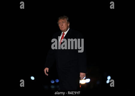 Le Président des Etats-Unis, Donald J. Trump promenades sur la pelouse Sud après son retour à la Maison Blanche dans les premières heures du matin d'un voyage au Mississippi le 27 novembre 2018 à Washington, DC. Trump président était dans le Mississippi pour faire campagne pour le sénateur américain Cindy Hyde-Smith (républicain du Mississippi) pour le second tour. Crédit : Alex Wong / Piscine d'utilisation dans le monde entier via CNP | Banque D'Images