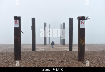 Brighton, UK. 27 Nov, 2018. Un brouillard épais sur la plage de Brighton et le front de mer par le West Pier de Brighton ce matin mais plus doux et pluvieux est prévu en Grande-Bretagne au cours des prochains jours de crédit : Simon Dack/Alamy Live News Banque D'Images