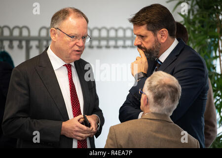 Friedland, de l'Allemagne. 27 Nov, 2018. Stephan Weil (SPD), Ministre-président de Basse-Saxe, et c'est l'Olaf (SPD), Ministre de l'environnement de Basse-Saxe, sont debout à côté de l'autre dans le camp de transit frontaliers Friedland au début de la réunion du cabinet du gouvernement de Basse-Saxe. Jörg Mielke, chef de la chancellerie d'État de Basse-Saxe, se tient juste en face de lui. Credit : Swen Pförtner/dpa/Alamy Live News Banque D'Images