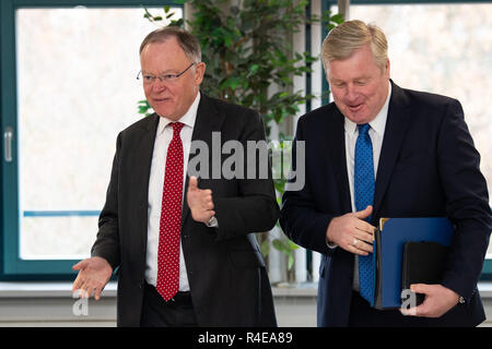 Friedland, de l'Allemagne. 27 Nov, 2018. Stephan Weil (SPD), Ministre-président de Basse-Saxe, et Bernd Althusmann (CDU), Ministre de l'économie de Basse-Saxe, sont debout à côté de l'autre au début de la réunion du cabinet du gouvernement de Basse-Saxe dans le camp de transit frontaliers Friedland. Credit : Swen Pförtner/dpa/Alamy Live News Banque D'Images