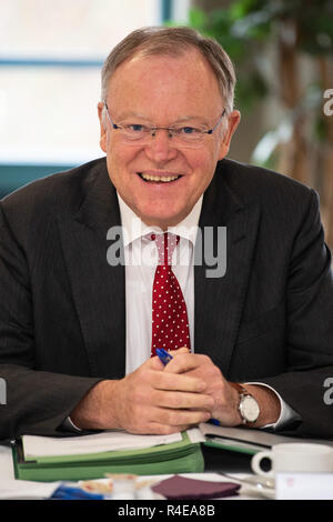 Friedland, de l'Allemagne. 27 Nov, 2018. Stephan Weil (SPD), premier ministre de Basse-Saxe, sourit à l'ouverture de la réunion du cabinet du gouvernement d'état de Basse-Saxe dans le camp de transit frontaliers Friedland. Credit : Swen Pförtner/dpa/Alamy Live News Banque D'Images