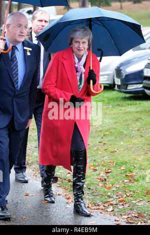 Royal Welsh Showground, Builth Wells, Powys, Wales - Mardi 27 novembre 2018 - Le Premier ministre Theresa peut arrive au Royal Welsh Winter Fair de la pluie comme elle commence sa tournée au Royaume-Uni de vendre son Brexit face au public à travers le Royaume-Uni - Crédit : Steven Mai/Alamy Live News Banque D'Images