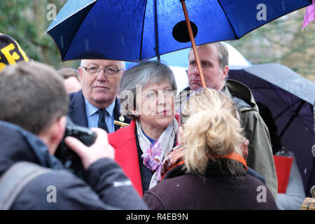 Royal Welsh Showground, Builth Wells, Powys, Wales - Mardi 27 novembre 2018 - Le Premier ministre Theresa peut arrive au Royal Welsh Winter Fair de la pluie comme elle commence sa tournée au Royaume-Uni de vendre son Brexit face au public à travers le Royaume-Uni - Crédit : Steven Mai/Alamy Live News Banque D'Images