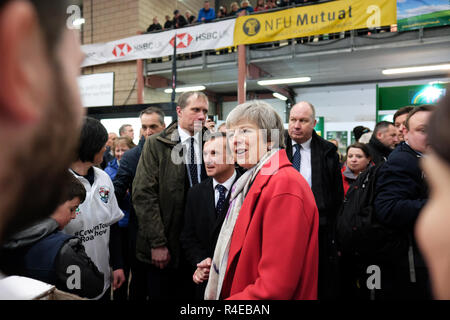 Royal Welsh Showground, Builth Wells, Powys, Wales - Mardi 27 novembre 2018 - Le Premier ministre Theresa mai tours le Royal Welsh Winter Fair comme elle commence sa tournée au Royaume-Uni de vendre son Brexit face au public à travers le Royaume-Uni - Crédit : Steven Mai/Alamy Live News Banque D'Images