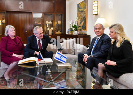 Jeruzalem, Israël. 27 Nov, 2018. Le Président tchèque Milos Zeman (2e de gauche) et son épouse Ivana Zemanova (à gauche) rencontrer le Premier ministre israélien Benjamin Netanyahu (2e à partir de la droite) et sa femme Sara Netanyahu (à droite) à Jérusalem, Israël, le 27 novembre 2018. Photo : CTK Vit Simanek/Photo/Alamy Live News Banque D'Images