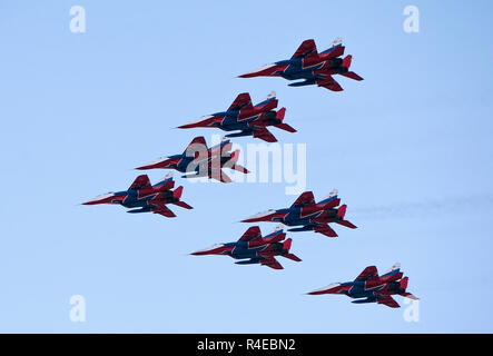 L'Île de Kish, l'Iran. 26 Nov, 2018. Les avions effectuer au cours d'un spectacle aérien à Kish Island, le sud de l'Iran, le 26 novembre 2018. L'Iran est prêt à exporter les chasseurs, un haut commandant de l'armée iranienne a déclaré lundi. Credit : Ahmad Halabisaz/Xinhua/Alamy Live News Banque D'Images