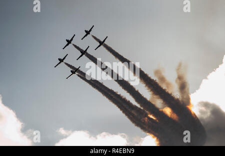 L'Île de Kish, l'Iran. 26 Nov, 2018. Les avions effectuer au cours d'un spectacle aérien à Kish Island, le sud de l'Iran, le 26 novembre 2018. L'Iran est prêt à exporter les chasseurs, un haut commandant de l'armée iranienne a déclaré lundi. Credit : Ahmad Halabisaz/Xinhua/Alamy Live News Banque D'Images